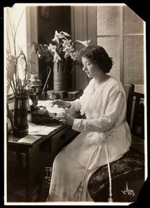 Maude Fealy एक टाइपराइटर पर बैठा, c.1915 (सिल्वर जिलेटिन प्रिंट)